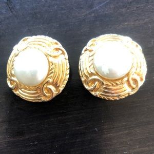 ❌SOLD❌Rare Vintage 90’s Authentic CHANEL Ivory Pearl & Gold CC Clip-on Earrings